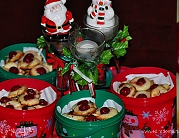 Взбить слив. масло со слив. сыром на сред. скорости, добавить сахар, взбить хорошенько. Желток и миндальный экстрат добавить, перемешать все. Затем мука, перемешать.
Закрыть пленкой и поставить на 1ч.отдыхать.
Разделить тесто на маленькие шарики, окунать в белок, а затем в миндаль бланшированный.Смазать противень.Выложить шарики на противень. придавить каждый половинкой вишни. Готовить при тем-ре 180гр. 15мин. 