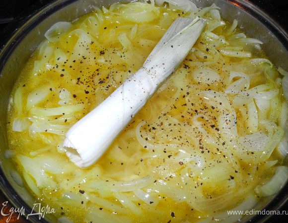 Налить оливковое масло в емкость, нагреть, добавить нарезанный лук и потушить до мягкости и прозрачности, ни в коем случае не зажаривая и не допуская пригорания. Добавить соль, сахар, перец, залить мускатом, добавить букет гарни и тушить 2-3 часа на медленном огне с открытой крышкой, пока лук не замармеладится)))
