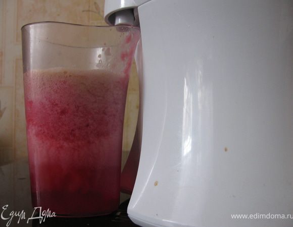 Желатин залить соком и оставить для набухания.