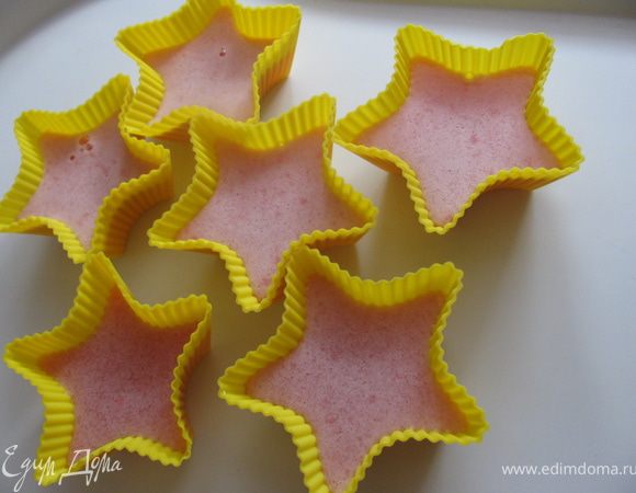 Разлить по формочкам и убрать в холод на 6-8часов,а лучше на ночь.Если вы используете не силиконовые формочки,то лучше их застелить пищевой пленкой,так легче вынимать будет.