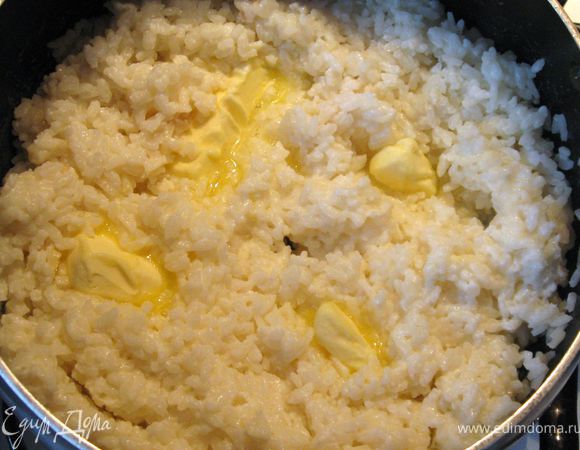 Перемешать рис.Добавить сливочное масло. Готово.