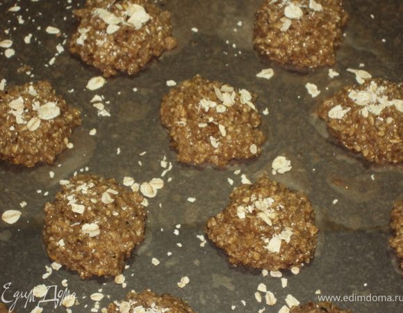 Хлопья в блендере перетереть в муку.
50г масла растопить на сковороде и обжарить орехи. Дать остыть.
Остальное масло топим и вливаем в муку, выбиваем яйца,сахар,мёд,трём цедру с лимона, а соком гасим соду.
Орехи перебиваем в блендере и добавляем в массу. Всё перемешиваем до однородной массы.