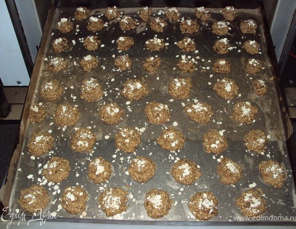 Разогреть духовку 180-200 градусов.
Протвень застилаем бумагой и выкладываем чайной ложкой тесто. Сверху посыпаем хлопьями.
Выпекаем 15-20 мин.