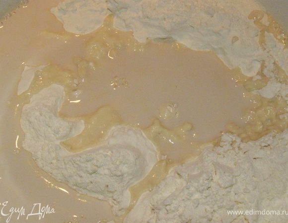 Просеим муку, всыпем в миску с горкой, сделаем углубление, выльем в углубление молоко, с разведенными в нем дрожжами. Добавим предварительно немного взбитые яйца.