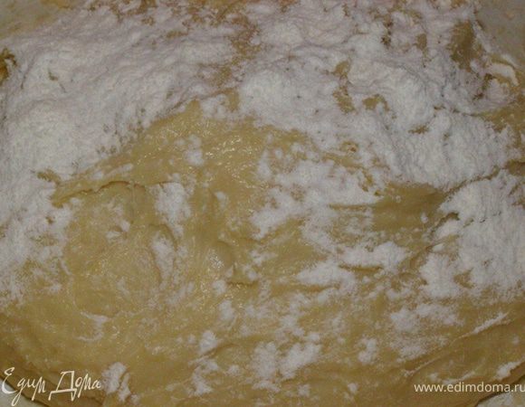 Хорошо перемешаем, выбьем в течение нескольких минут. Тесто не должно липнуть к рукам.