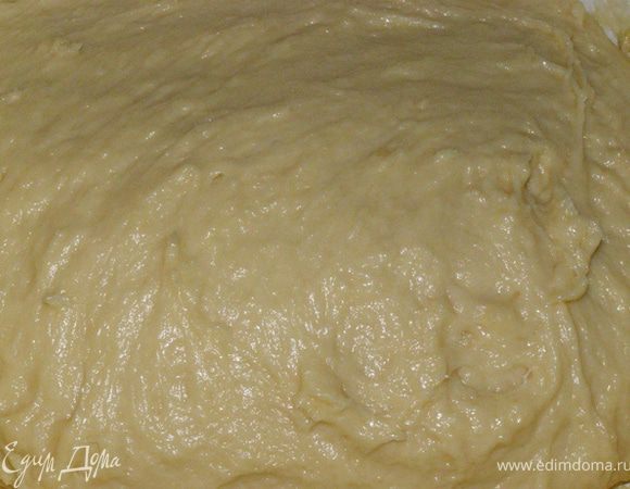 Хорошо вымесим, немного выбьем. Накроем салфеткой и поставим в теплое место для подъема.