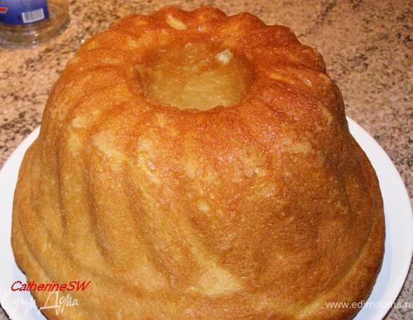 Вынимаем из формы. Пока саварен охлаждается, приготовим ромовый соус.