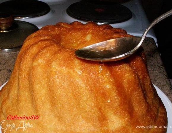 Нагреем в сотейнике воду с сахаром и ромом, до кипения не надо доводить. Польем теплый саварен соусом.