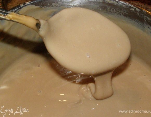 Затем постепенно введем сливочное масло. Поставим крем на медленный огонь и доведем до загустения. Мешать нужно постоянно, иначе смесь может пригореть или образуются комочки. Варим минут 20. 