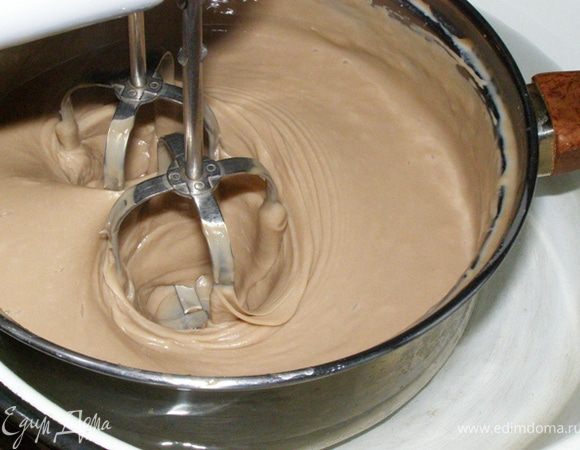 Затем будем взбивать смесь до полного охлаждения. Благодаря этой процедуре, крем посветлел и стал более воздушным. 