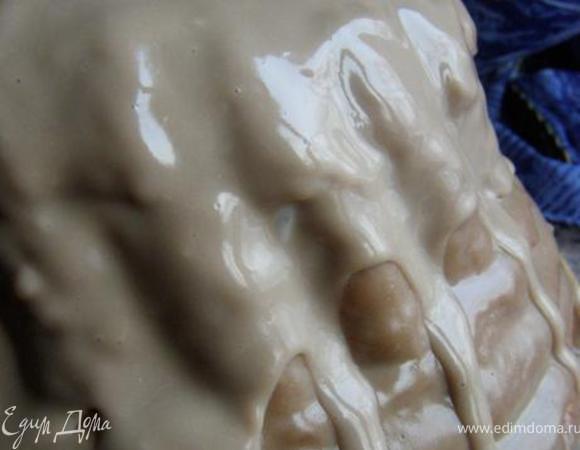 Дадим постоять в тепле 40 минут - час, чтобы крем лучше впитался, затем поставим в холодильник часа на два, после этого процедуру покрытия кремом можно повторить (по желанию). Если вы будете делать саварен без крема ,то количество пропитки можно увеличить. В моей книге на объем теста, который я сделала, предлагается пропитки в два раза больше, чем я указала. Если вы последуете совету французов, то после кусочка саварена с такой ромовой пропиткой, за руль лучше не садитесь)))