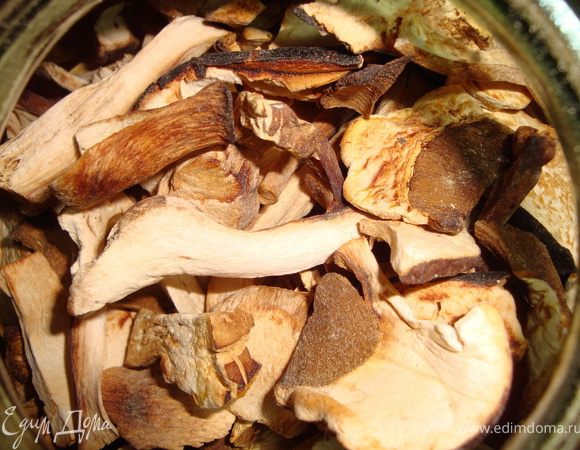 Квашеная капустка уже готова и можно сварить вкуснейшие щи, которые, однако, нужно начать готовить заранее, часов эдак за 12 - 16 до подачи. Но не расстраивайтесь! Работы на самом деле не много, основное время уйдет на ожидание. А чтобы ожидание было не столь томительным, начнем подготовку с вечера. Пока мы будем спать, время будет работать на нас. И это, поверьте мне, того стоит! Поздним вечером берем белые сухие грибы, промываем холодной водой... 