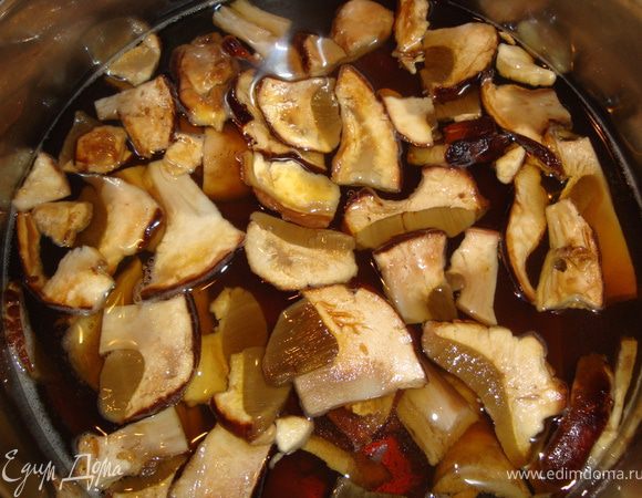 Затем заливаем их холодной водой (около 1,5 л.), накрываем крышкой и убираем в холодильник. Ложимся спать.