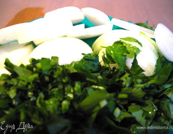 Лук порезать кольцами, петрушку измельчить.