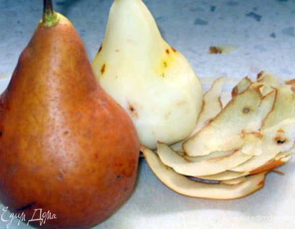 Снять шкурку с груш и нарезать их на дольки. 