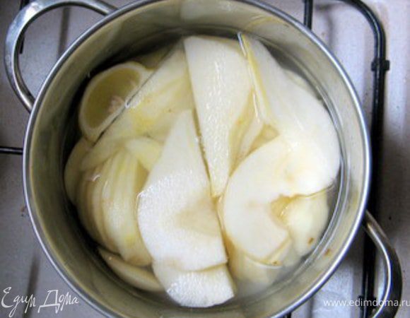 Поварить груши в 500 мл воды с 120 гр сахара, палочкой корицы и долькой лимона около 10 минут.