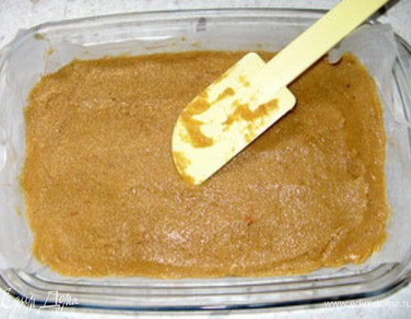 Взбить масло с 150 гр сахара минут 10.Добавить одно яйцо, миндальную и обычную муку,раскрошенное печенье и щепотку соли. Переложить получившийся крем в форму для выпечки и разровнять лопаткой.