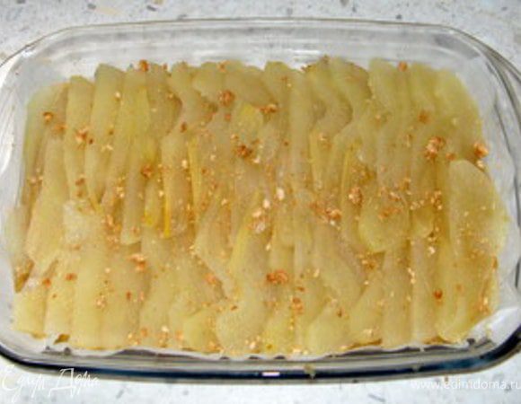 Сверху разложить груши и присыпать ещё одним раскрошенным печеньем.Запекать 20 минут при 180°.Подавать в той же форме,охлаждённым.