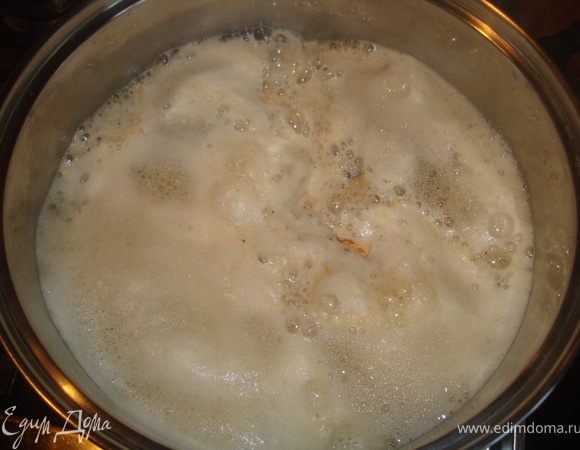 Прямо в этой кастрюле, в которой грибы намокали, и в этой же воде, отправляем их на плиту. Как только грибы закипят и поднимется пена... 