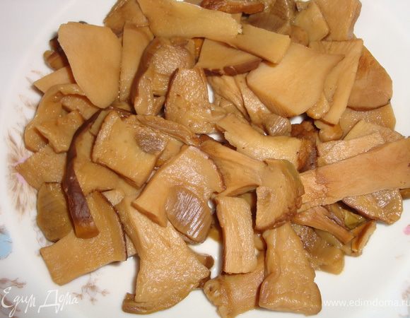 убавим огонь и снимем пену. Пусть варятся, минут 45. В процессе варки грибы нужно посолить.
Когда грибы сварятся, выключаем плиту, шумовкой вынимаем грибы... 