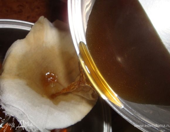 и процеживаем бульон в чистую посуду, положив в ситечко марлю, сложенную в 3-4 слоя. 