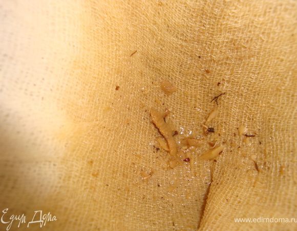 Грибы - штука коварная. Они любят песок, поэтому как ни промывай, а чуточка остается. Вот поэтому и процеживаем через марлю. И вот что остается...