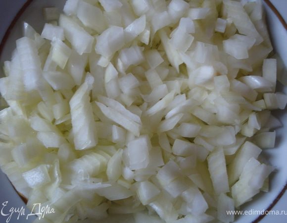 Это нам не нужно, выбрасываем. Пока грибы остывают, почистим картошку и достанем капусту, а также почистим и порежем лук.