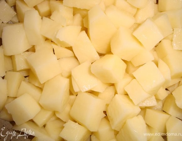 Грибной бульон вернуть на плиту, дать закипеть. Пока бульон закипает, режем картошку.