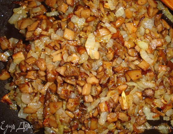 Хорошенько обжарить лук с грибами, поперчить, перемешать и отставить в сторонку.