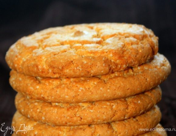 Разогреть духовку до 180С. Смешать муку, соду, корицу, мускатный орех и соль. 
Отложить 1/2 стакана сахара. 
Взбить миксером размягченное масло и оставшийся стакан сахара. Добавить яйцо, а затем патоку. Снизить скорость, постепенно 
вмешать сухие ингредиенты. 
Из теста скатать шарики величиной с грецкий орех, обвалять в сахаре (который отложили). 
Разложить шарики на листе для выпечки на расстоянии около 3 см друг от друга. 
Выпекать 10 - 15 минут.