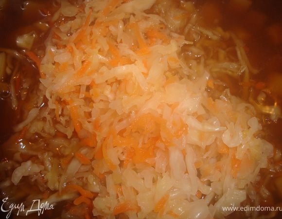 Бульон закипел - опускаем в него картофель. Ставим чайник.
Картошка закипела - убавляем. Варим до готовности картофеля и добавляем капусту и воду из чайника. Если капуста слишком кислая или соленая, ее можно промыть под струей холодной воды.