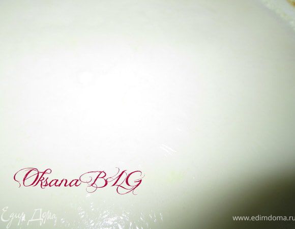 В молоко добавить мякоть ванили или ванильный сахар и довести до кипения. Снять с огня, охладить 10 минут.