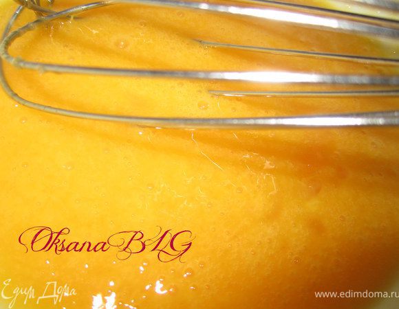 Яйцо и желтки перемешать с сахаром. В этом десерте взбивать яйца не нужно, для того чтобы не было пузырьков. Структура должна быть однородной.
