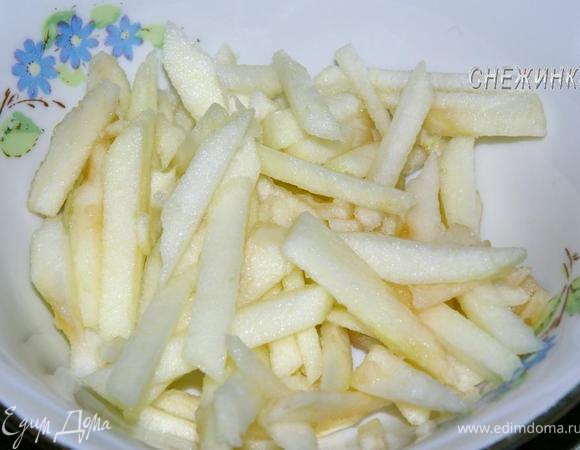 Яблоки вымыть, очистить, удалить сердцевину. Порезать тонкой соломкой. Уложить в салатник и сбрызнуть соком лимона. Я подавала салат порционно. На фото одна порция.