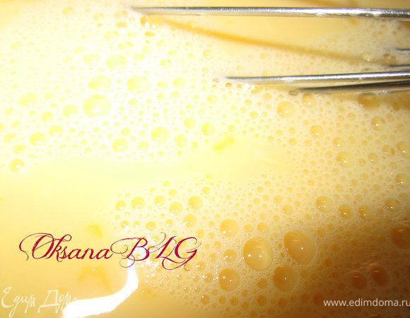 Тонкой струйкой влить охлажденное молоко. Перемешать.