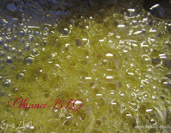 Сварить карамель. Сахар и воду смешать. Варить до светло коричневого цвета.