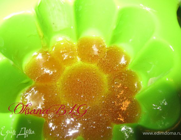 Формочки смазать маслом. можно использовать силиконовые формочки, но лучше если у вас есть использовать керамические отдельные стаканчики. На дно влить 1-2 ст.л. карамели.