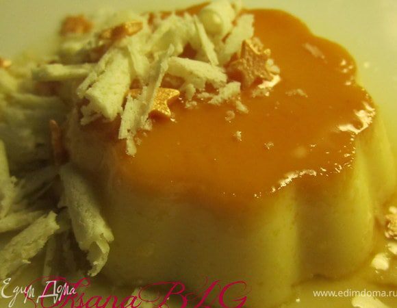 По краю формочки немножко пройтись ножом и перевернуть формочку на блюдо. украсить карамелью или шоколадом.