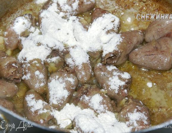 Добавляем муку, обжариваем 1 минуту.