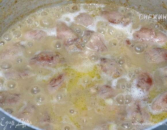 Наливаем в кастрюлю вино и тушим все в вине 5 минут.