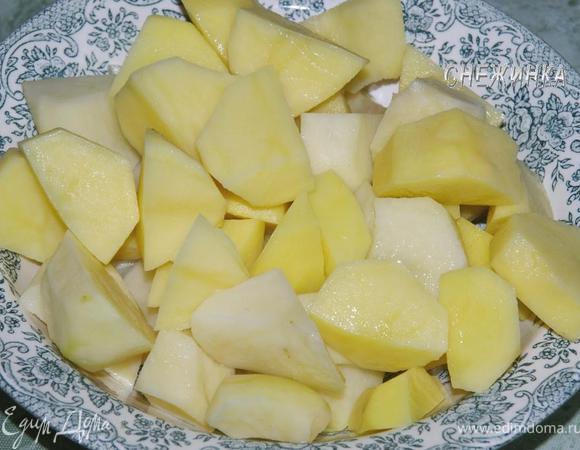 Картофель очищаем, режем крупными кубиками.