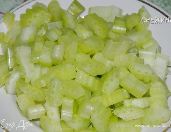 Сельдерей моем и нарезаем также кубиками.