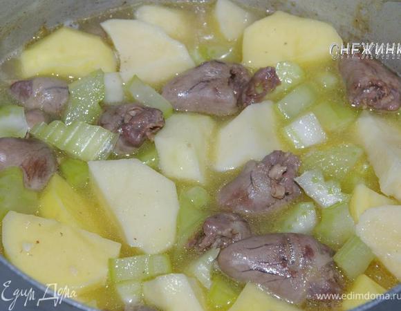 Теперь добавляем в кастрюлю кипящую воду, выкладываем картофель и сельдерей. Перемешиваем.