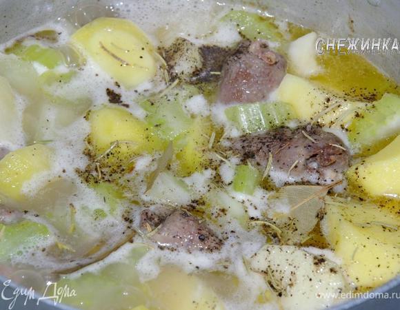 Посыпаем «травками-муравками», солью, перцем, кладем лавровый лист и тушим 30 минут под приоткрытой крышкой.