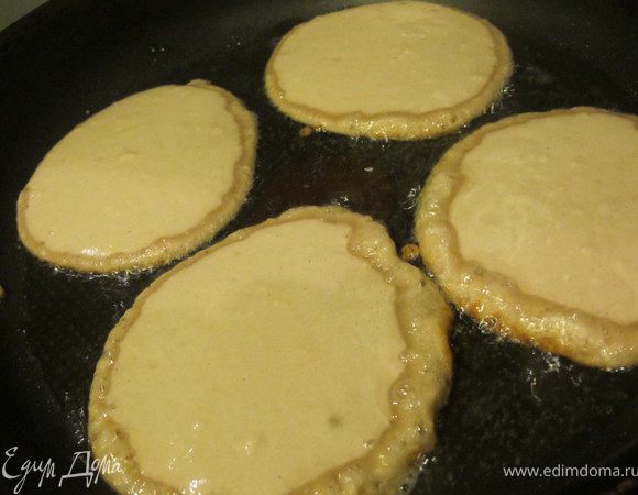 Яйца взбить с солью, сахаром и какао добавить кефир слегка взбивая. Добавить соду, масло и муку. Консистенция должна быть густой сметаны))))Жарить на хорошо разогретой сковороде))Приятного аппетита!!! 