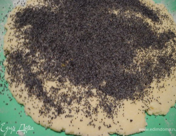 Немного смазала его яйцом (чтобы мак прилип, но это совсем не обязательно). 