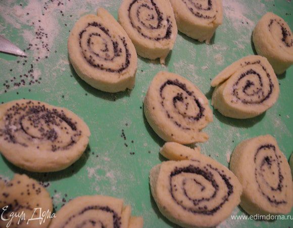 Посыпала маком, свернула рулетиком и нарезала поперек на кусочки шириной 1 см. 