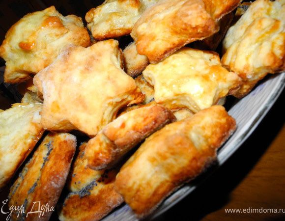 Второй пласт раскатала и вырезала звездочки. Переложила на противень и поставила выпекаться в разогретую духовку при температуре 180 градусов минут на 15. Как только они зарумянятся - пора вынимать.Так как муки я добавила не очень много, они у меня достаточно сильно расползлись и немного потеряли привлекательность. Я их хотела сначала назвать "творожные рулетики", но получились творожно-маковые плюшечки))) - сверху хрустящие и мягкие внутри. А печенья-звездочки стали хрустящими)) В результате из одного теста получилось 2 вида печеньиц, на любой вкус))) Вот такой быстрый, рабочий вариант)))