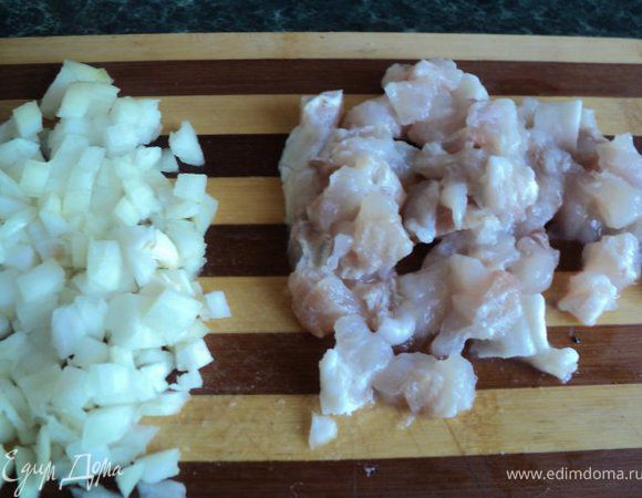 Порезать мелко лук и небольшими  кусочками филе  пангасиуса, Сварить в крутую 1 яйцо.