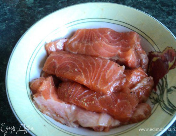 Филе семги освободить от кожицы, вынуть косточки и порезать  на пластинки. Посыпать специями для рыбы, перцем, замариновать в соевом соусе на 10-15мин.